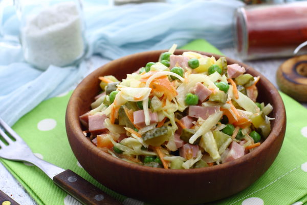 Салат с капустой, колбасой и зеленым горошком