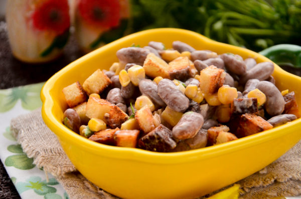 Быстрый салат с фасолью, кукурузой и колбасой — пошаговый рецепт с фото