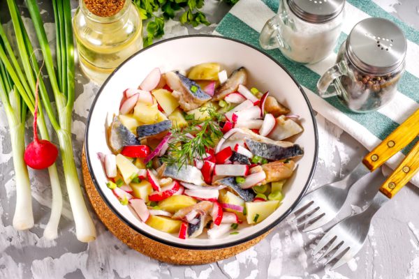 Салат с картофелем, сельдью и редисом