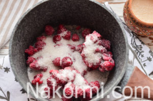 Малиновый компот: рецепт на зиму из замороженной, можно ли кормящей маме